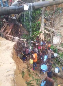 Un tuyau percé d’eau potable au Congo Brazzaville.