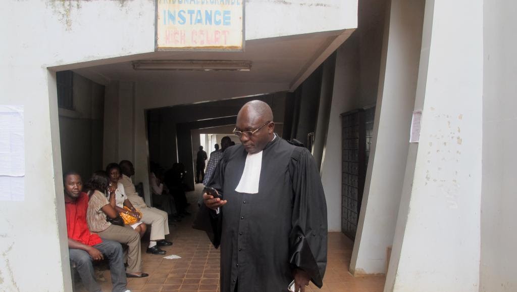 Un avocat devant le tribunal de grande instance de Yaoundé.